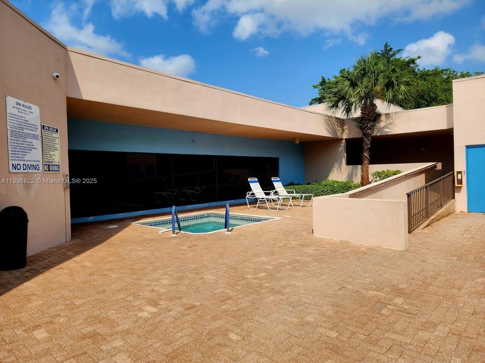 For Rent: $1,700 (2 beds, 2 baths, 950 Square Feet)