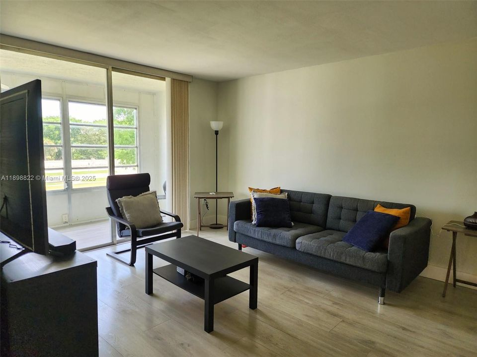 For Rent: $1,700 (2 beds, 2 baths, 950 Square Feet)