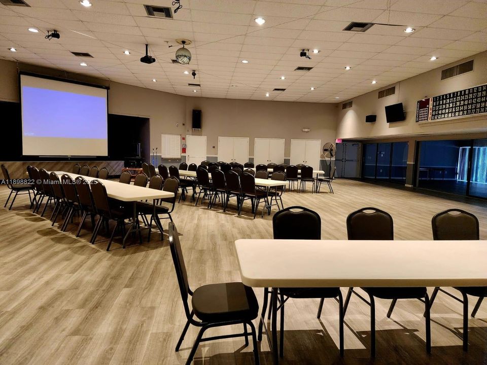 For Rent: $1,700 (2 beds, 2 baths, 950 Square Feet)