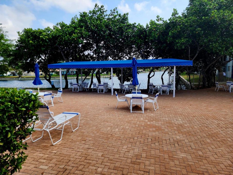 For Rent: $1,700 (2 beds, 2 baths, 950 Square Feet)