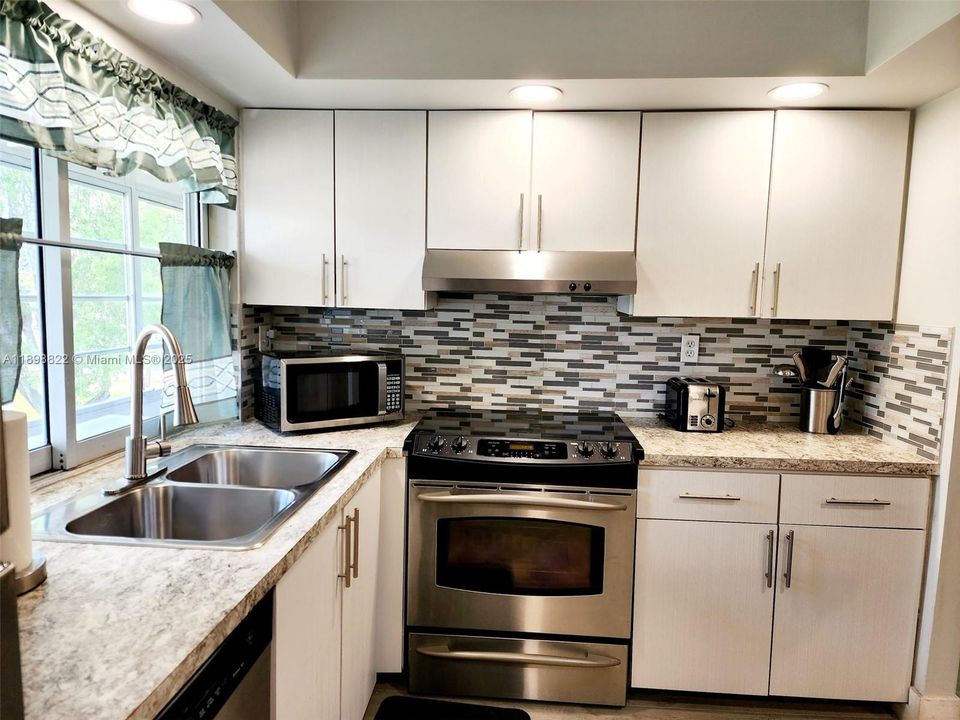 For Rent: $1,700 (2 beds, 2 baths, 950 Square Feet)