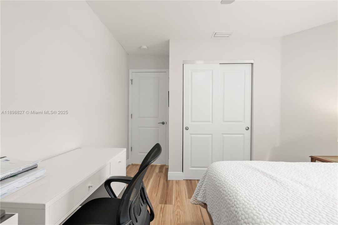 合同活跃: $4,500 (3 贝兹, 2 浴室, 1999 平方英尺)