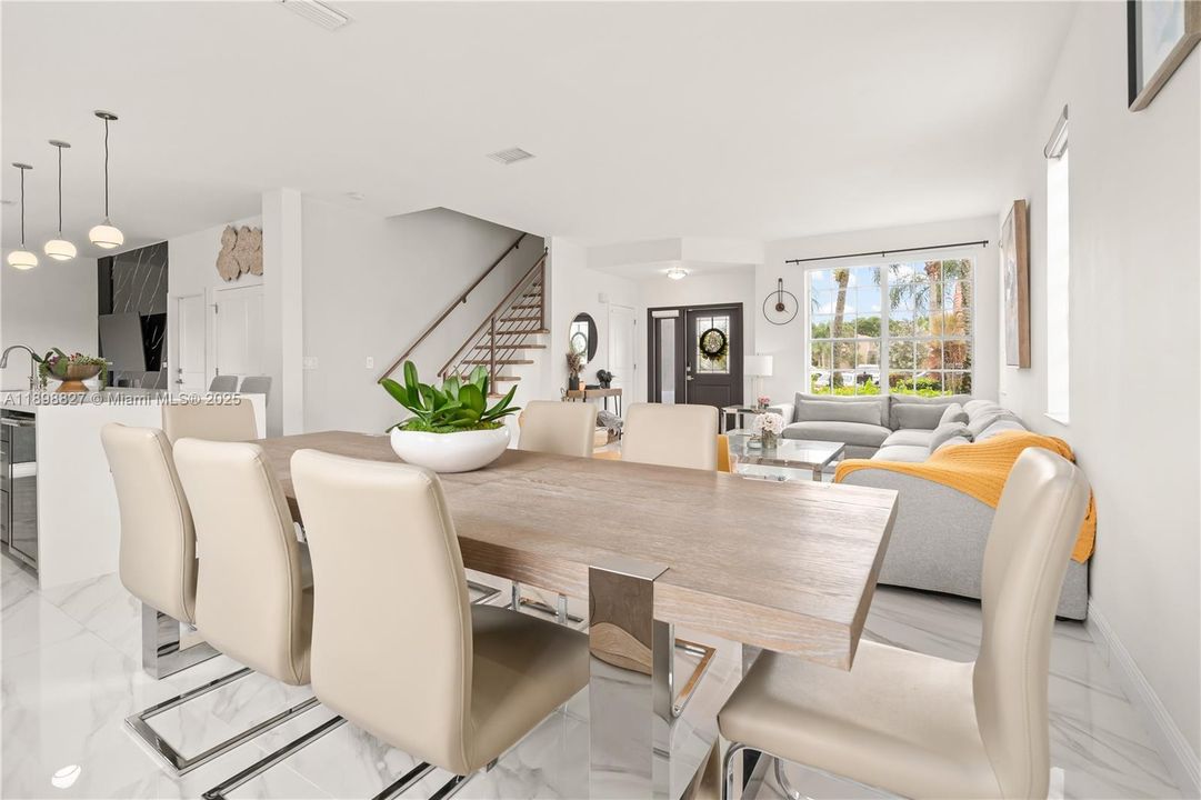 合同活跃: $4,500 (3 贝兹, 2 浴室, 1999 平方英尺)