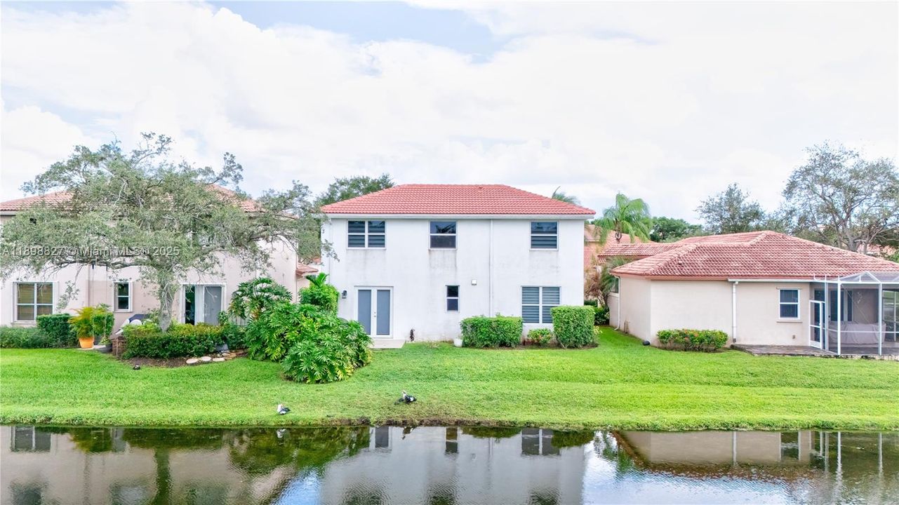 合同活跃: $4,500 (3 贝兹, 2 浴室, 1999 平方英尺)