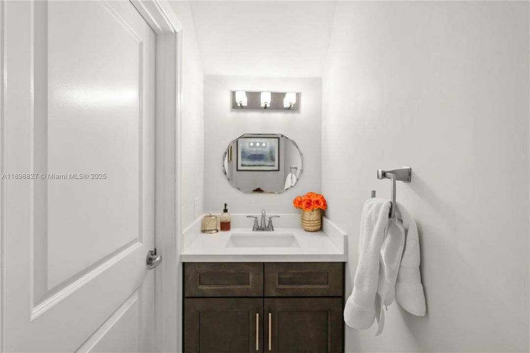 合同活跃: $4,500 (3 贝兹, 2 浴室, 1999 平方英尺)