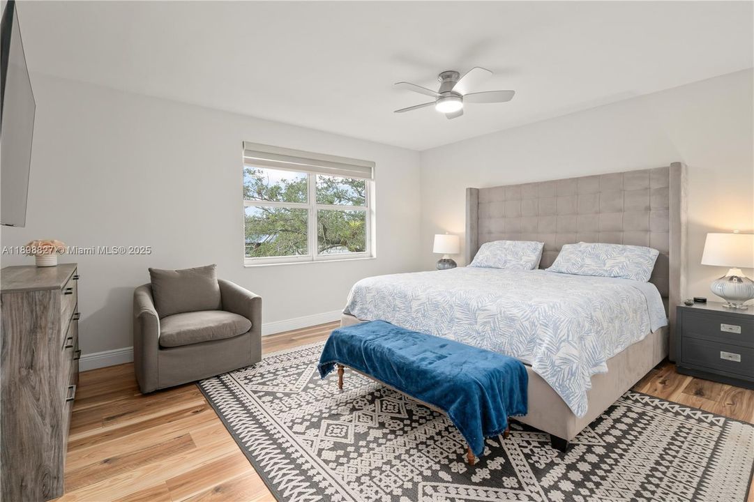 合同活跃: $4,500 (3 贝兹, 2 浴室, 1999 平方英尺)