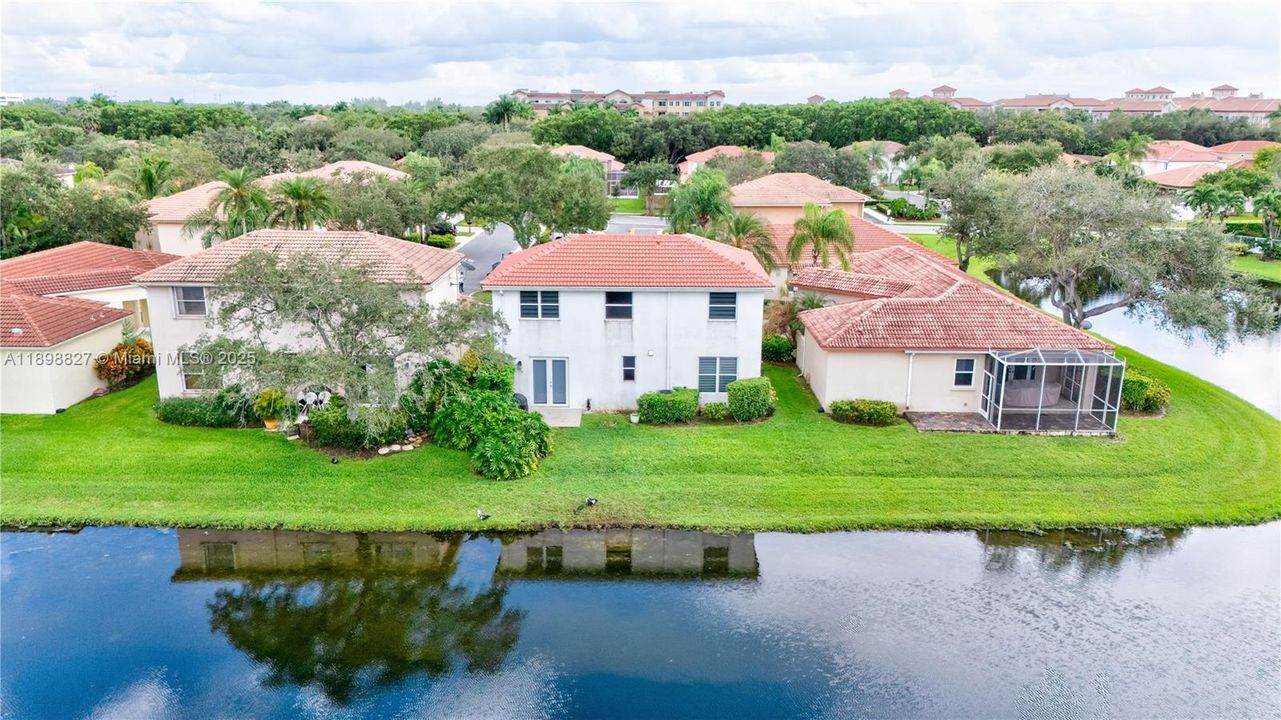 合同活跃: $4,500 (3 贝兹, 2 浴室, 1999 平方英尺)