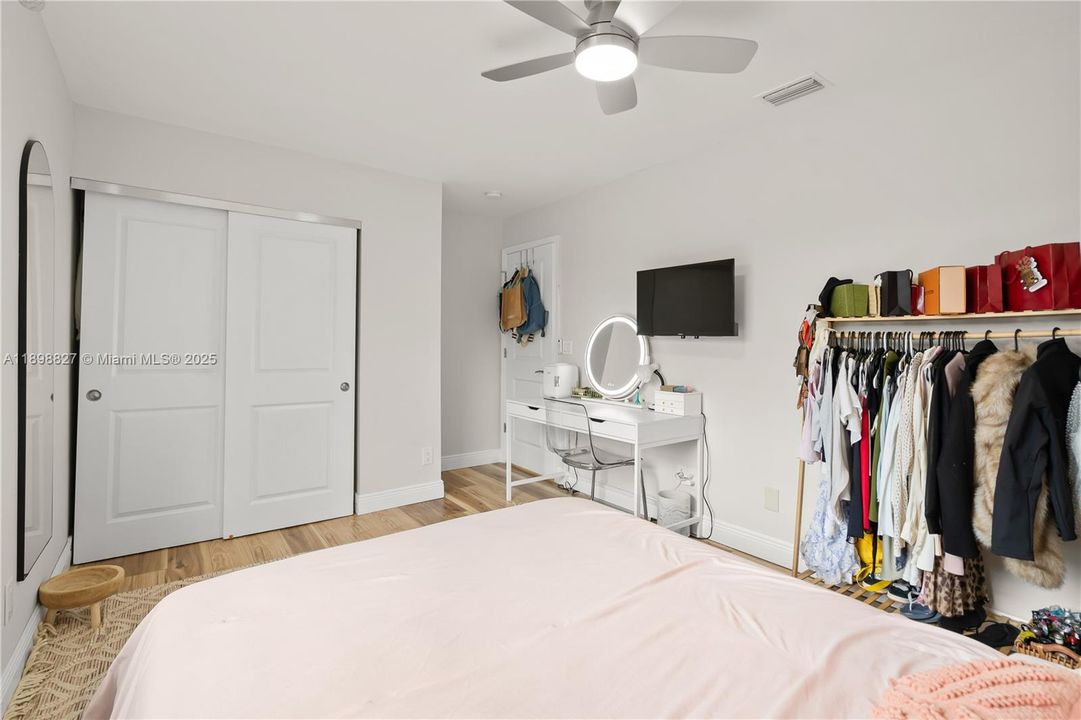 合同活跃: $4,500 (3 贝兹, 2 浴室, 1999 平方英尺)