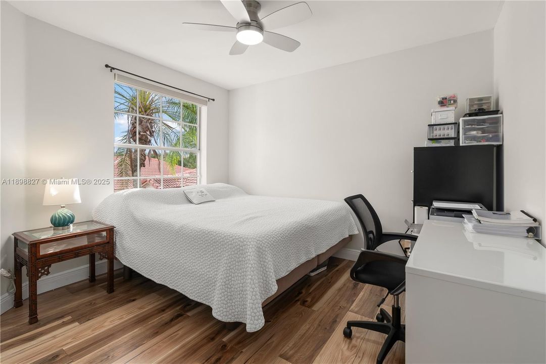 合同活跃: $4,500 (3 贝兹, 2 浴室, 1999 平方英尺)