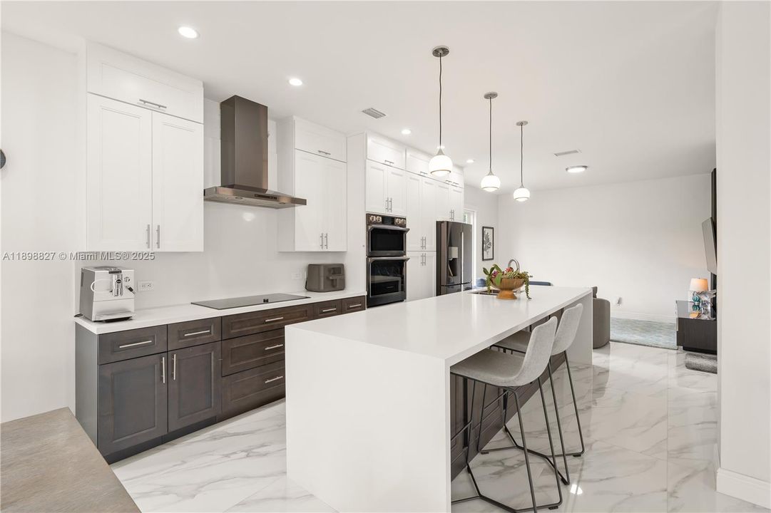 合同活跃: $4,500 (3 贝兹, 2 浴室, 1999 平方英尺)