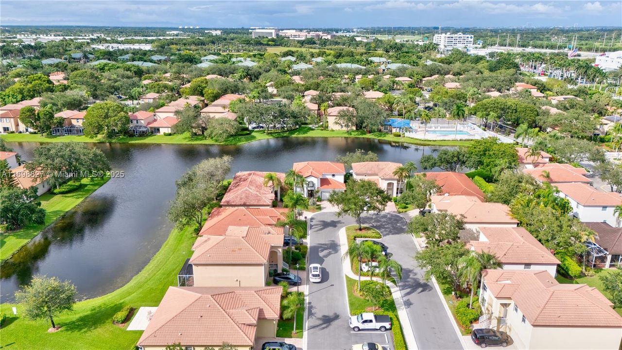 合同活跃: $4,500 (3 贝兹, 2 浴室, 1999 平方英尺)