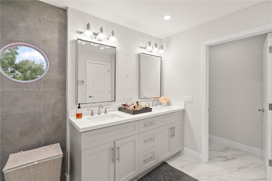 合同活跃: $4,500 (3 贝兹, 2 浴室, 1999 平方英尺)