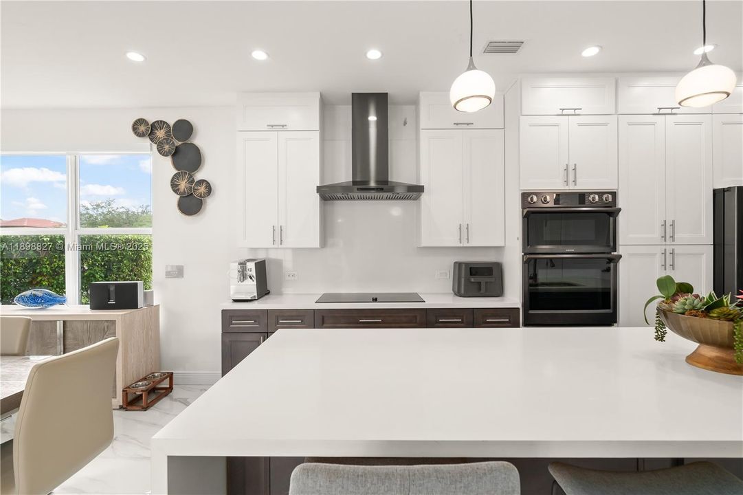 合同活跃: $4,500 (3 贝兹, 2 浴室, 1999 平方英尺)