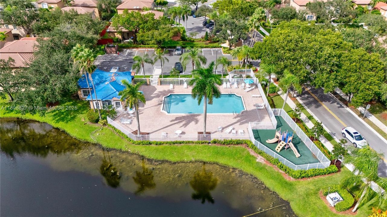 合同活跃: $4,500 (3 贝兹, 2 浴室, 1999 平方英尺)