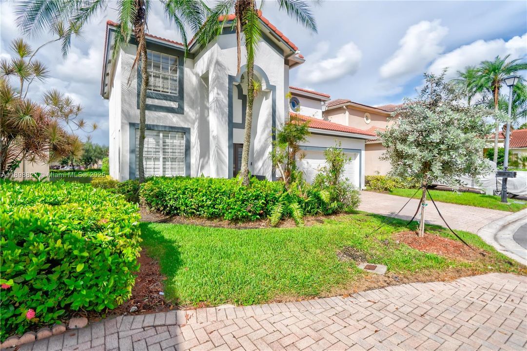 合同活跃: $4,500 (3 贝兹, 2 浴室, 1999 平方英尺)