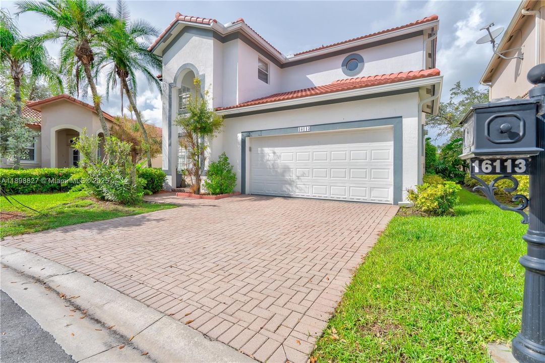 合同活跃: $4,500 (3 贝兹, 2 浴室, 1999 平方英尺)