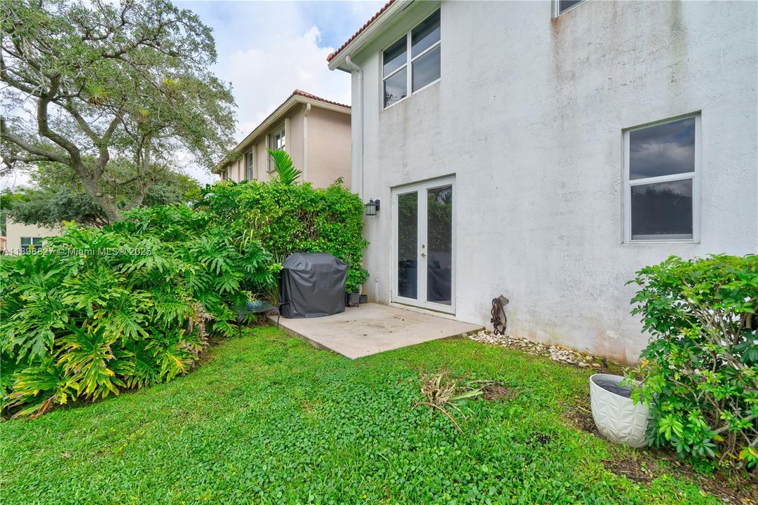 合同活跃: $4,500 (3 贝兹, 2 浴室, 1999 平方英尺)