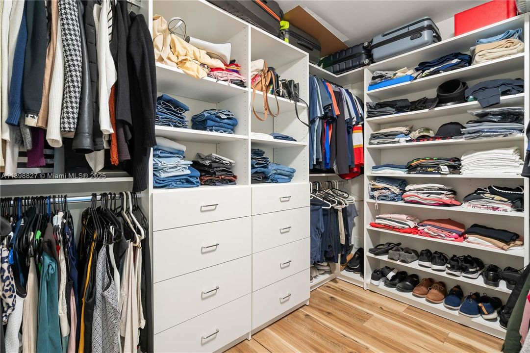 合同活跃: $4,500 (3 贝兹, 2 浴室, 1999 平方英尺)