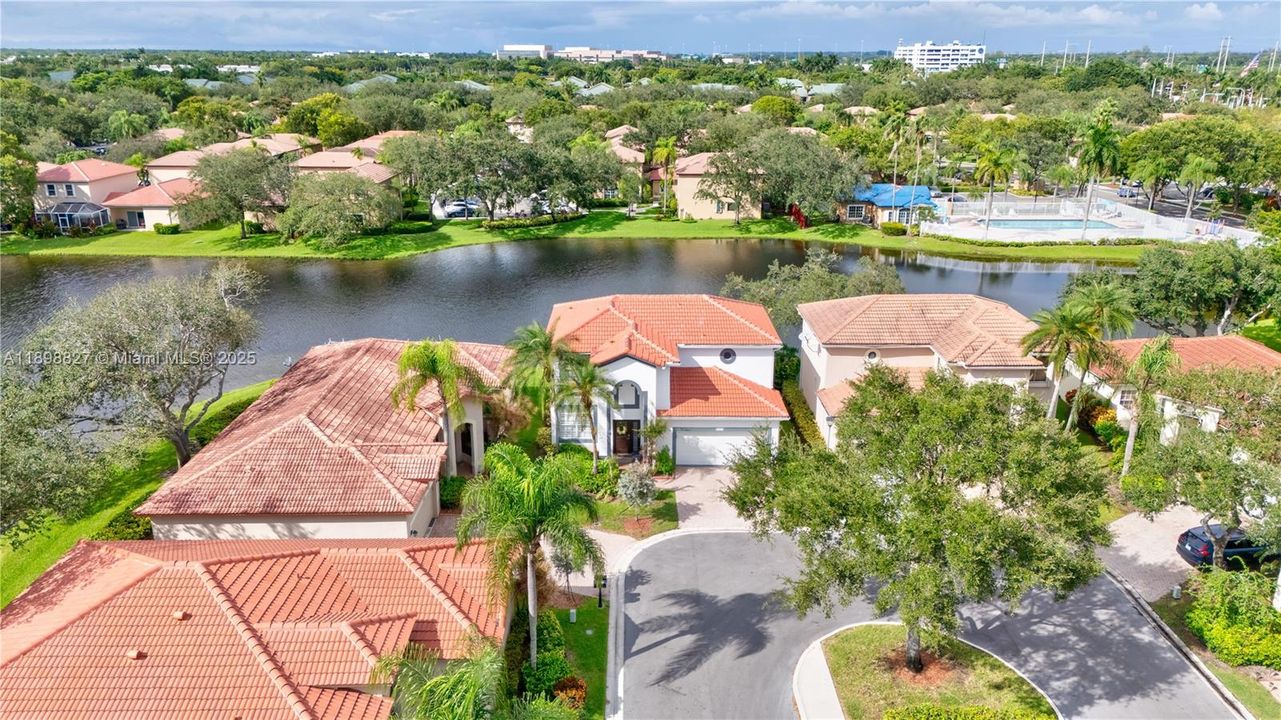 合同活跃: $4,500 (3 贝兹, 2 浴室, 1999 平方英尺)