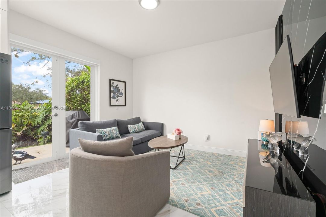 合同活跃: $4,500 (3 贝兹, 2 浴室, 1999 平方英尺)