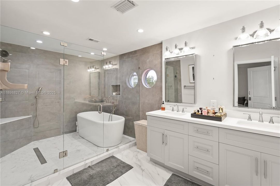 合同活跃: $4,500 (3 贝兹, 2 浴室, 1999 平方英尺)