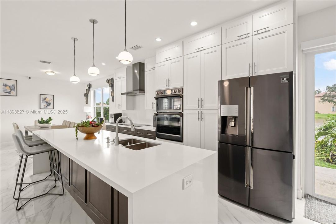 合同活跃: $4,500 (3 贝兹, 2 浴室, 1999 平方英尺)