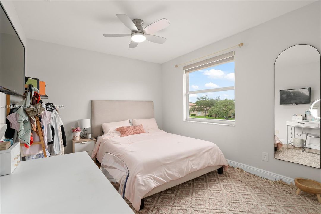 合同活跃: $4,500 (3 贝兹, 2 浴室, 1999 平方英尺)