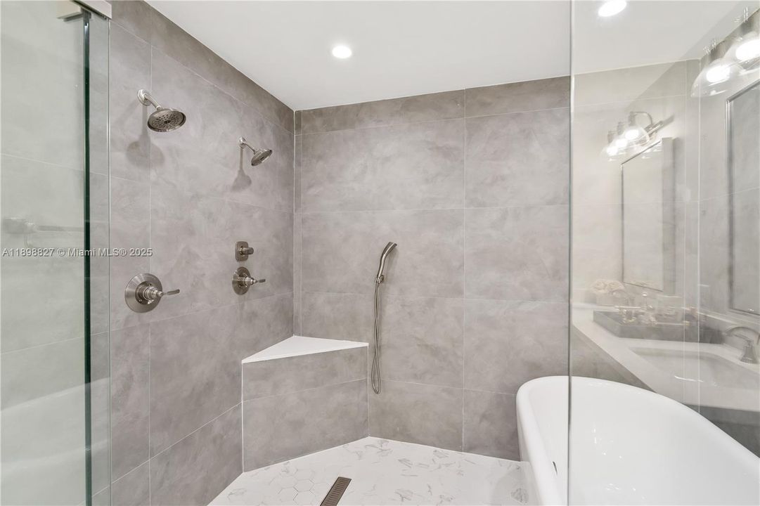 合同活跃: $4,500 (3 贝兹, 2 浴室, 1999 平方英尺)