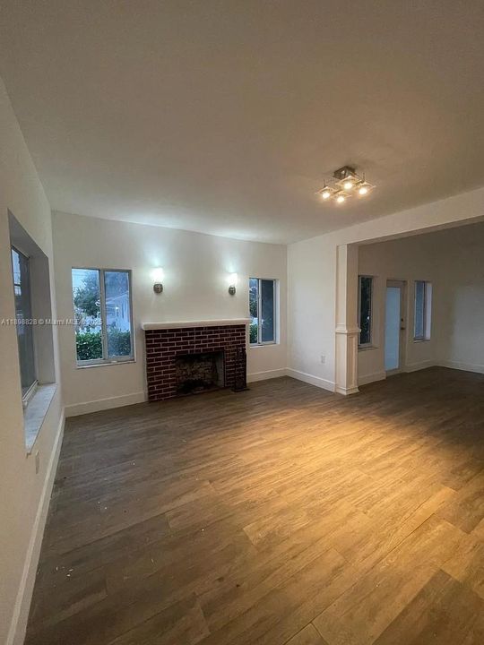 For Sale: $599,000 (2 beds, 1 baths, 1100 Square Feet)