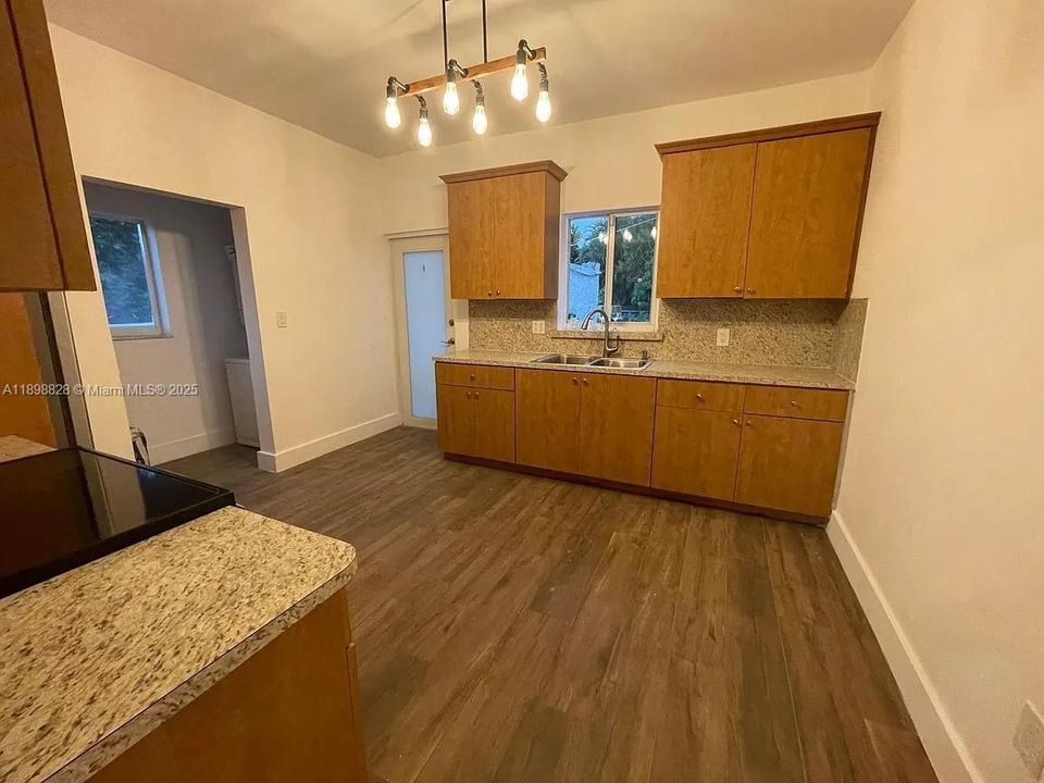 For Sale: $599,000 (2 beds, 1 baths, 1100 Square Feet)