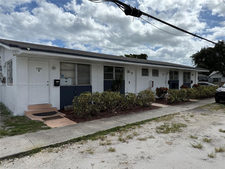 Под контрактом: $1,200 (0 спален, 1 ванн, 1 Квадратных фут)