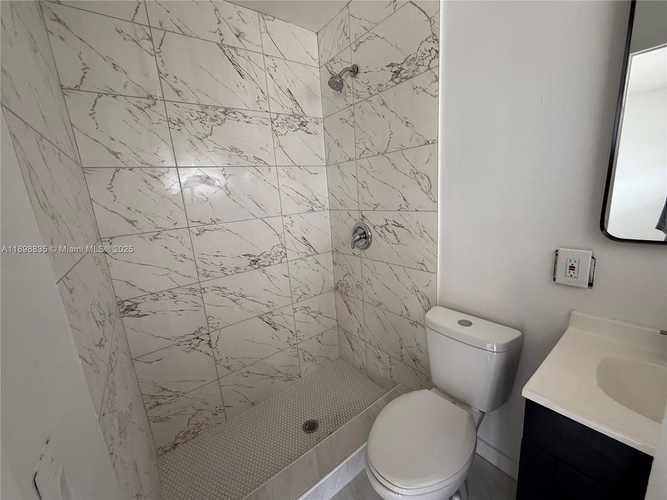 Под контрактом: $1,200 (0 спален, 1 ванн, 1 Квадратных фут)