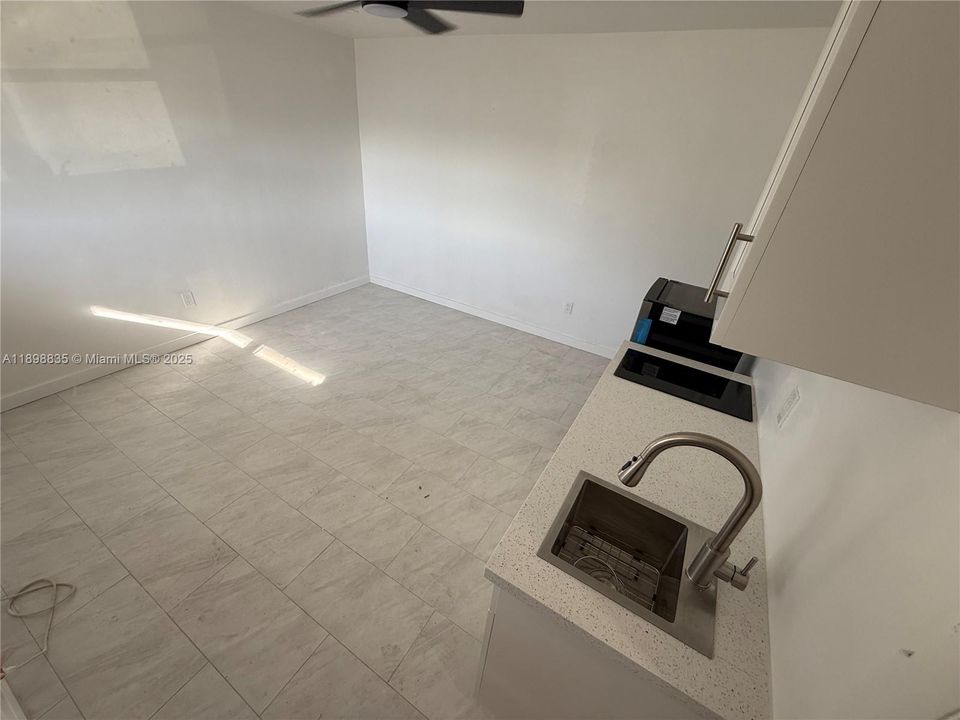 Под контрактом: $1,200 (0 спален, 1 ванн, 1 Квадратных фут)