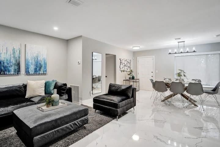 В аренду: $6,995 (4 спален, 3 ванн, 1582 Квадратных фут)