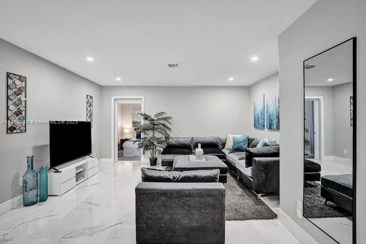 В аренду: $6,995 (4 спален, 3 ванн, 1582 Квадратных фут)