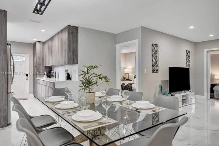 В аренду: $6,995 (4 спален, 3 ванн, 1582 Квадратных фут)