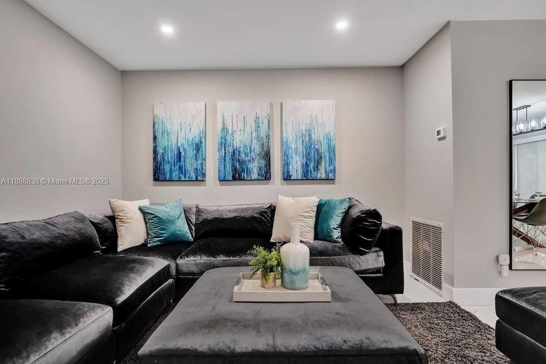 В аренду: $6,995 (4 спален, 3 ванн, 1582 Квадратных фут)