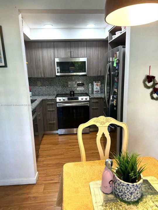 For Sale: $295,900 (2 beds, 2 baths, 1200 Square Feet)