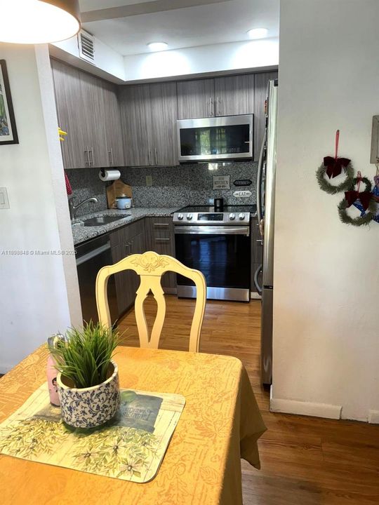 For Sale: $295,900 (2 beds, 2 baths, 1200 Square Feet)