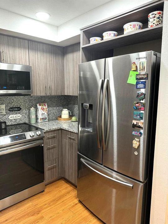 For Sale: $295,900 (2 beds, 2 baths, 1200 Square Feet)