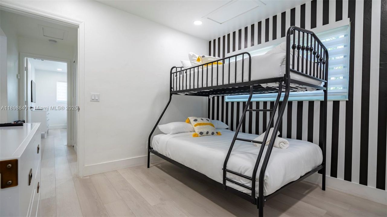 待售: $999,000 (4 贝兹, 3 浴室, 1616 平方英尺)