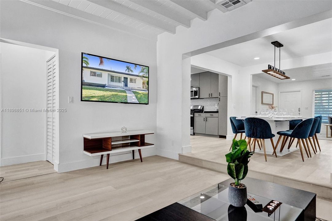 For Rent: $6,995 (4 beds, 3 baths, 1616 Square Feet)