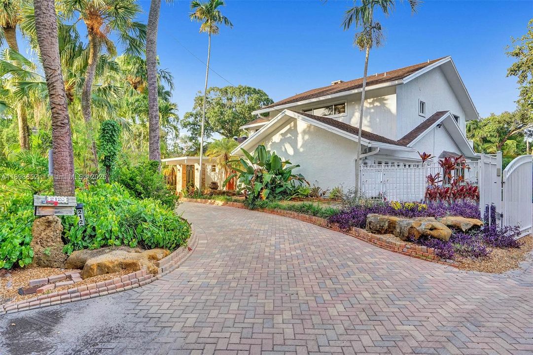 For Sale: $1,825,000 (5 beds, 3 baths, 2778 Square Feet)