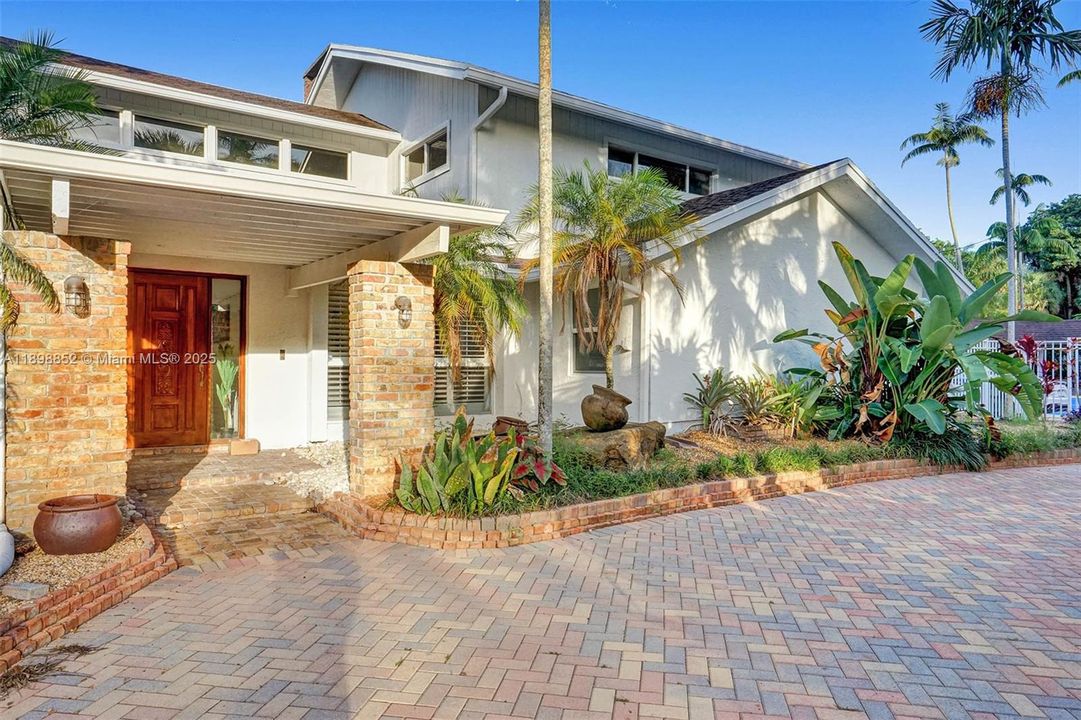 For Sale: $1,825,000 (5 beds, 3 baths, 2778 Square Feet)