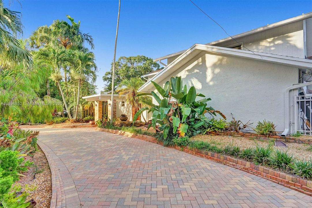 For Sale: $1,825,000 (5 beds, 3 baths, 2778 Square Feet)