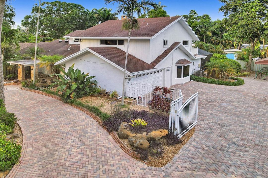 For Sale: $1,825,000 (5 beds, 3 baths, 2778 Square Feet)