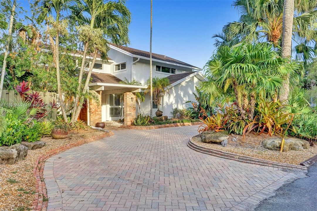 For Sale: $1,825,000 (5 beds, 3 baths, 2778 Square Feet)