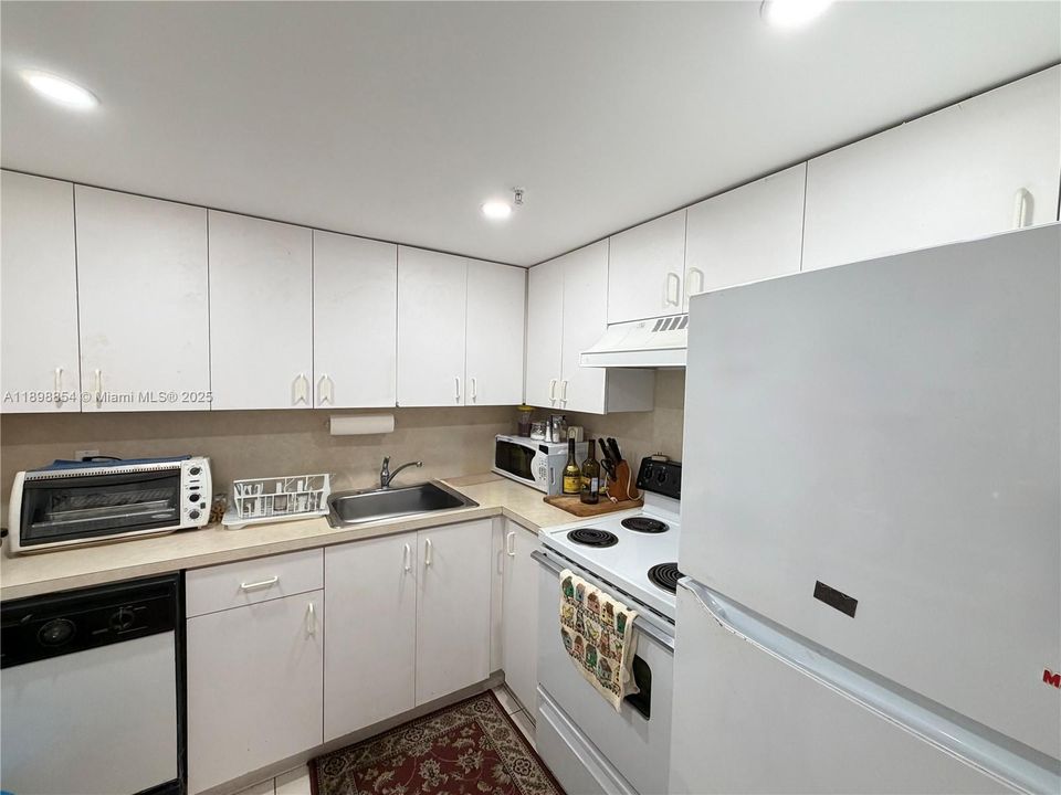 Active With Contract: $259,000 (1 beds, 1 baths, 490 Square Feet)