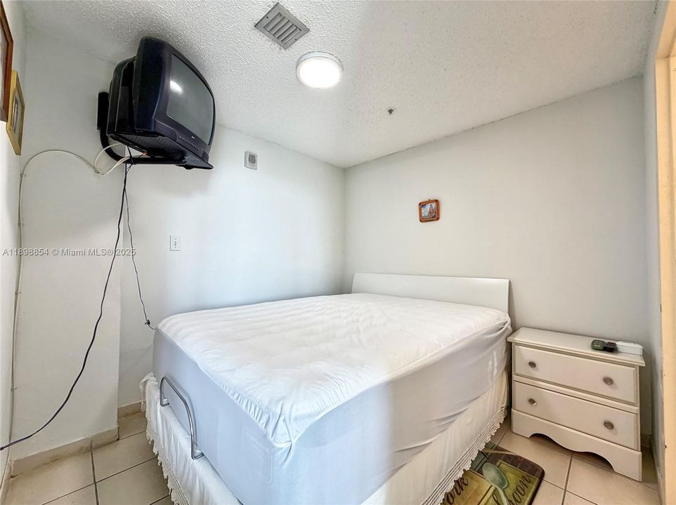 Active With Contract: $259,000 (1 beds, 1 baths, 490 Square Feet)