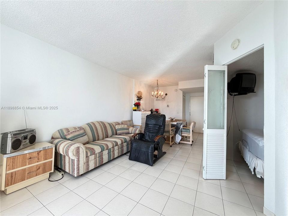 Active With Contract: $259,000 (1 beds, 1 baths, 490 Square Feet)